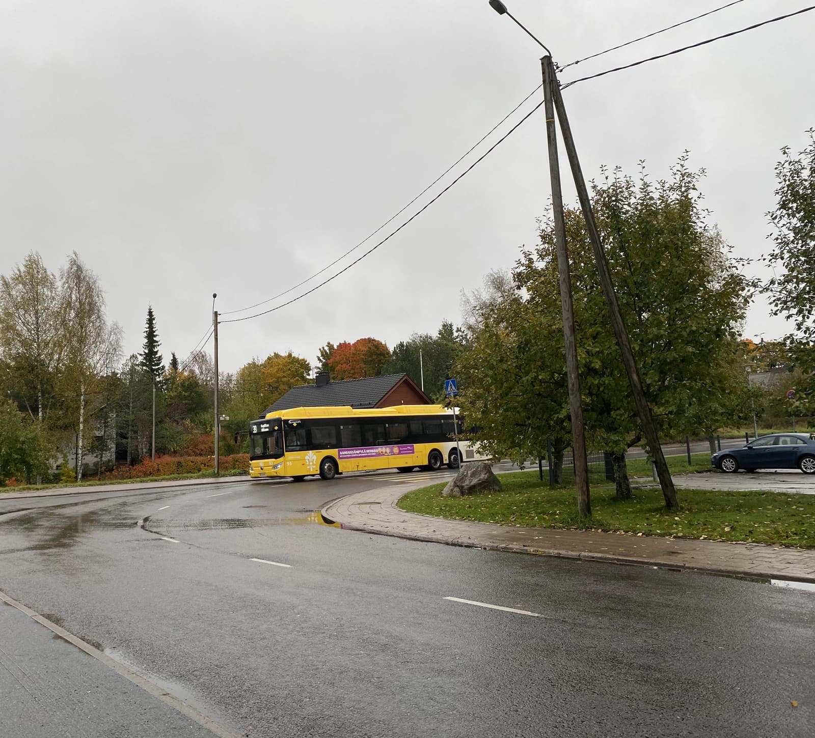 Xe bus Foli từ trạm gần nhà đế trường học